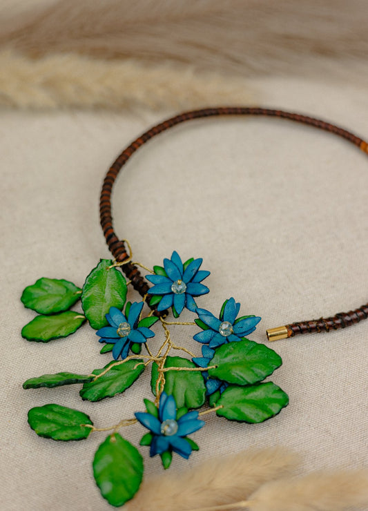 Título: Orange Blossom Crystal Leather Necklace, Blue