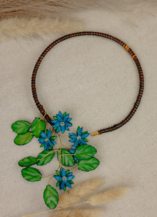 Título: Orange Blossom Crystal Leather Necklace, Blue